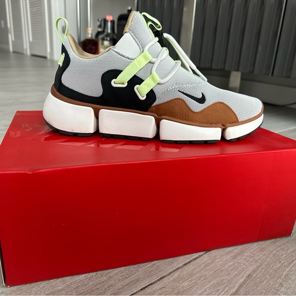 Nike - Picture 2 of 3